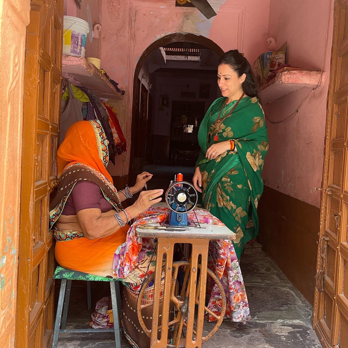 Look at our gorgeous kaki( काकी/मौसी) #Deogarh #Rajasthan 😊😍♥️ She still can stitch perfectly,works full day & inspires us everyday. Simplicity & humility r your most beautiful jewels never loose them. #StudioSaksham #MadeInIndia #RNArtFoundation #empoweringwomen #RuralIndia