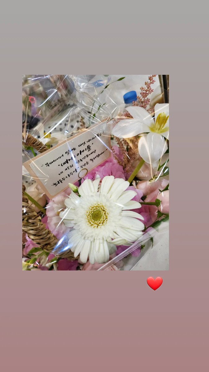 kimmoonniie's tweet photo. Soyeon's IG Story Update (220905):

(G)I-DLE, the five diamonds that shine on stage!
Congratulations to receiving the "Best Singer" award at the 49th Korean Broadcasting Awards~❤️

#SOYEON #소연 #GIDLE #여자아이들 #KBA #한국방송대상 #BestSingerAward #최우수가수상 https://t.co/tTa7PgaPRu