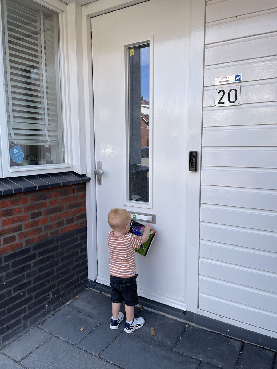 EricHusen's tweet photo. Met kleinzoon Joe als vrijwilliger de prachtige seizoensgids van #BVVBarendrecht bezorgen bij de mensen. https://t.co/pQkbTtIaaG