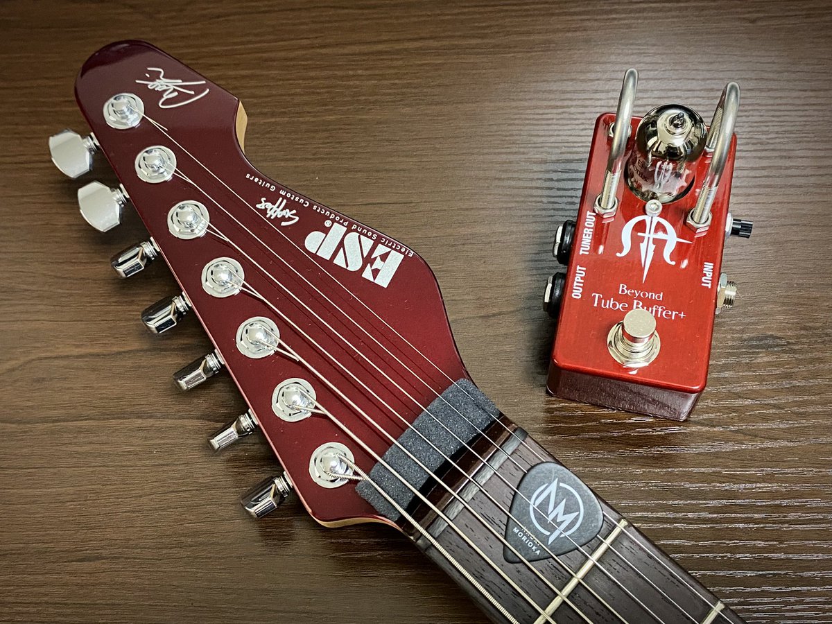 naokimorioka_g's tweet photo. 今回のツアーのメインギターと、唯一使い続けているコンパクトエフェクター！

#ESP #ESPguitars #DRstrings #Beyondtubebuffer https://t.co/7fyWcbsmx9