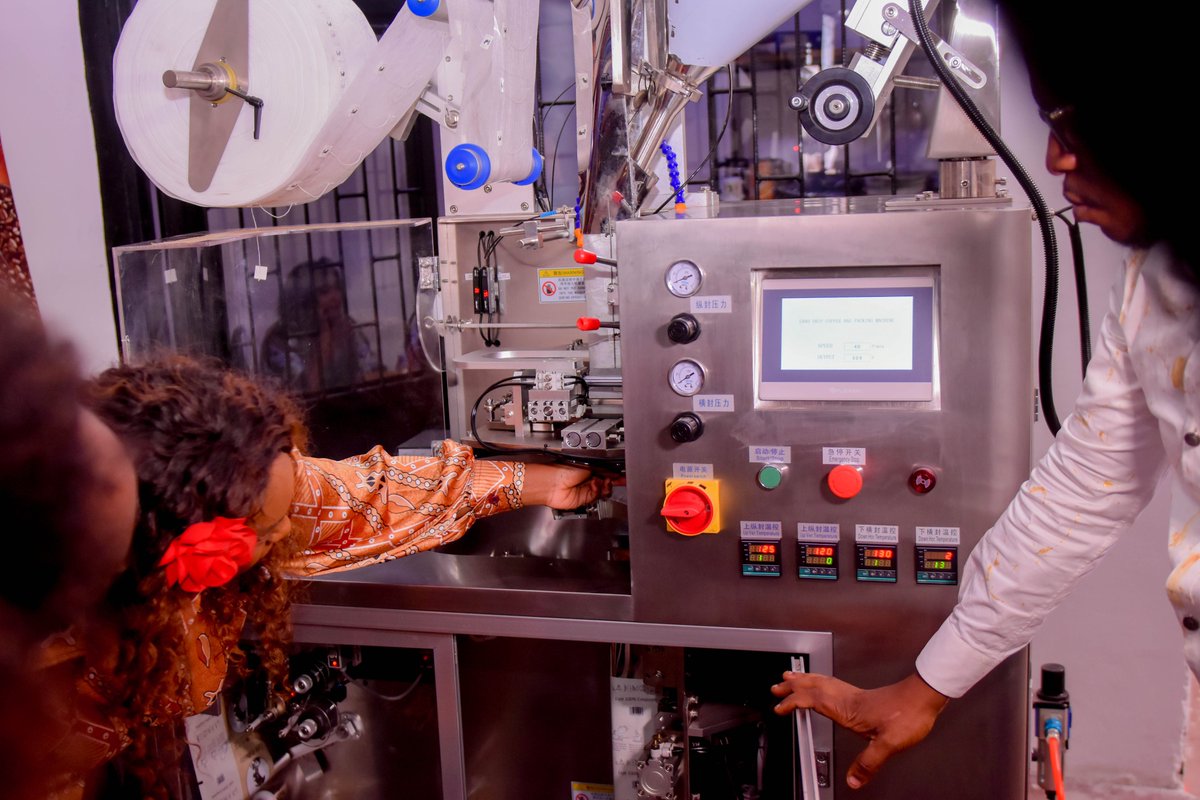 alexismangala56's tweet photo. J'ai été honoré de prendre part samedi dernier à l'inauguration de l'usine de @CafeKinoise, acquise grâce au financement du #COPA_PADMPME (Gouvernement et @Banquemondiale) . Sa promotrice, Mme @tisyamukuna est également notre ambassadrice #COPAJEUNES. https://t.co/Gru2Fb3of2