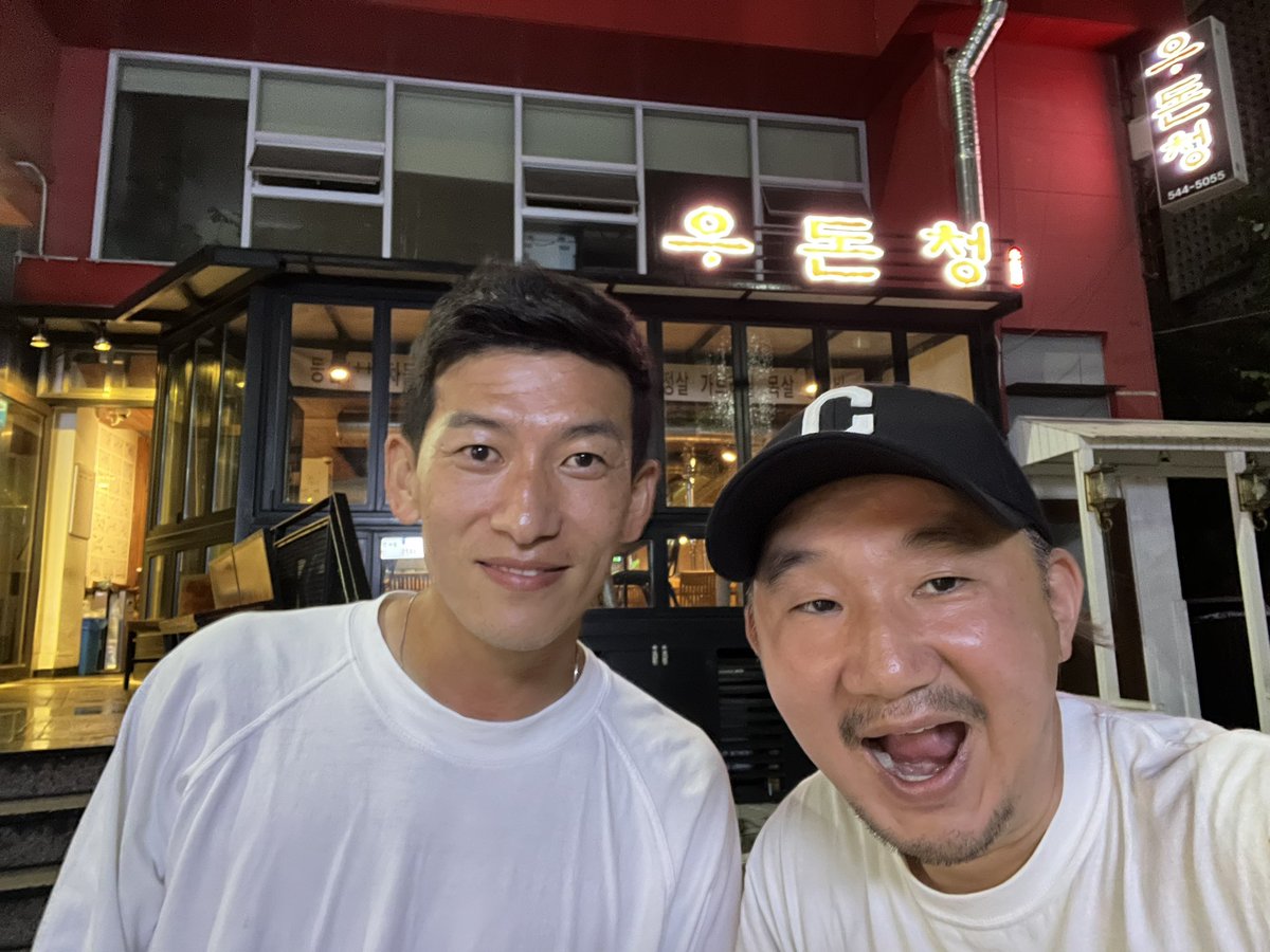 ASAHIMAN2010's tweet photo. 🇰🇷🇰🇷🇰🇷

伝統のスーパーマッチ勝利後の"チャン"ことオ ジャンウンと焼肉に行って来たぞ！

東京で最年少Jデビューを飾った少年も母国のビッグクラブのコーチですよ。

2年ぶりの再会も嬉しいし、その全てが嬉しかったな！w

また、水曜日‼️

#オジャンウン #韓国サッカー #Kリーグ #FooTravelleR https://t.co/9X9x8p2z9M