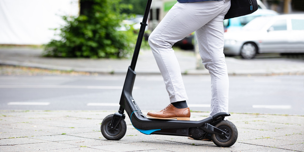 Los #patinetes deben circular a una velocidad de 6 a 25 km/h. 

Pueden circular por ciudad, fuera de aceras y zonas peatonales. 

No en vías interurbanas, travesías, autopistas, autovías o túneles urbanos.

#CeroRiesgos