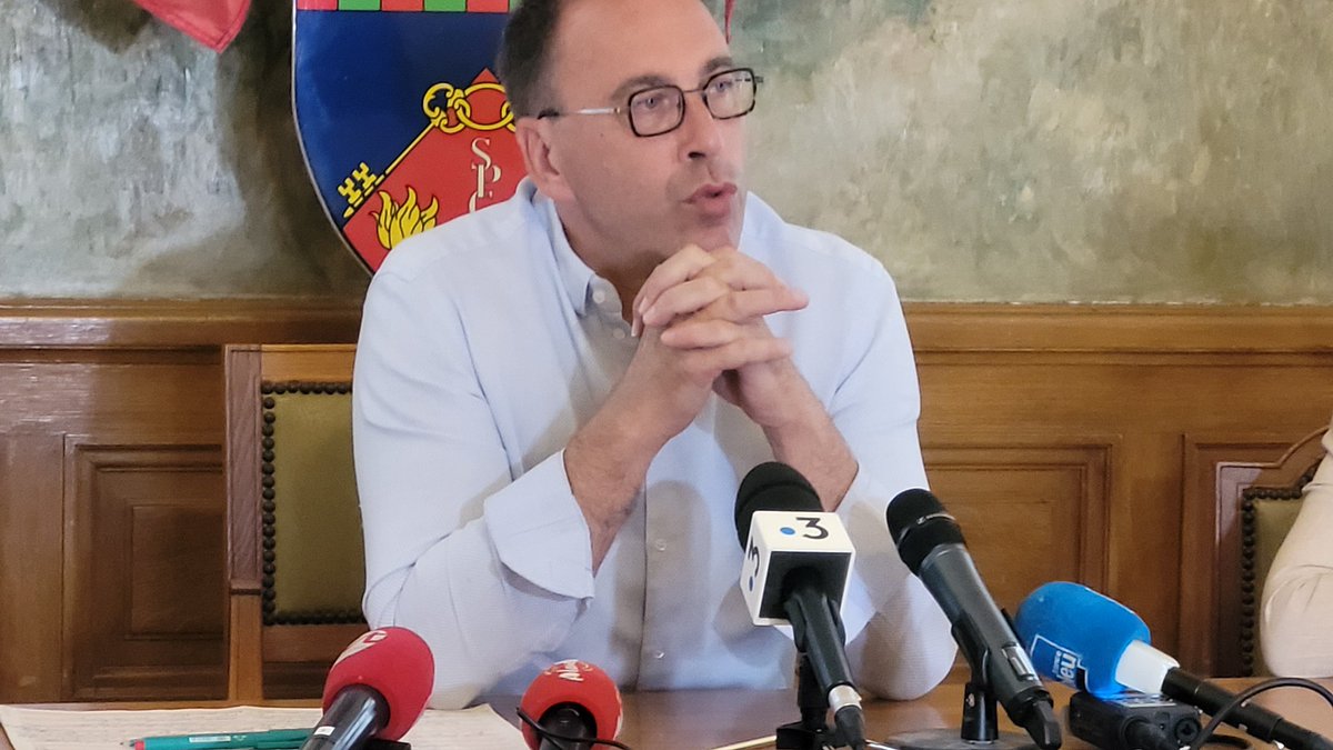 Conférence de  presse d'#EmmanuelFrançois, maire de #SaintPierredesCorps, après l'incendie de son cabinet médical la semaine dernière. "Il y a une volonté de nuire à l'équipe municipale !"