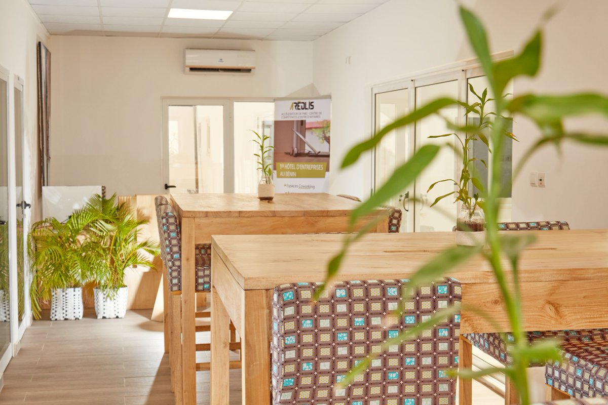 areoliscoworkin's tweet photo. Parce que le choix de votre lieu de travail impacte la qualité de votre rendement ; parce qu’il est avantageux de partager son quotidien avec d'autres professionnels, ouverts et productifs…

#espacecoworking #hôteldentreprise #aréolis #cotonou https://t.co/Z3j4Ulloq6