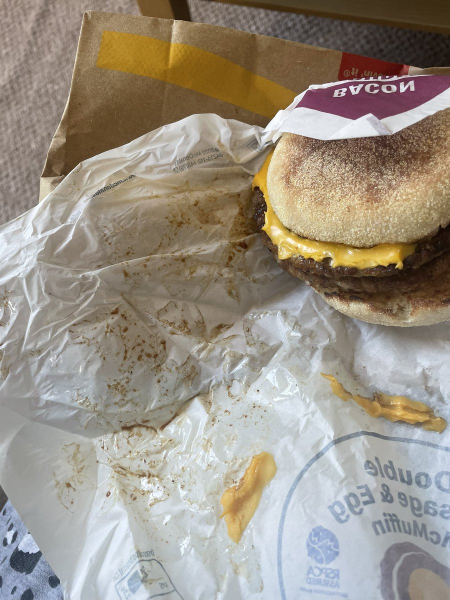 mojosingy's tweet photo. @McDonaldsUK think your grills need cleaning at your brighouse branch 🤢 food straight in the bin #whatawaste https://t.co/4bTUaG6c2N