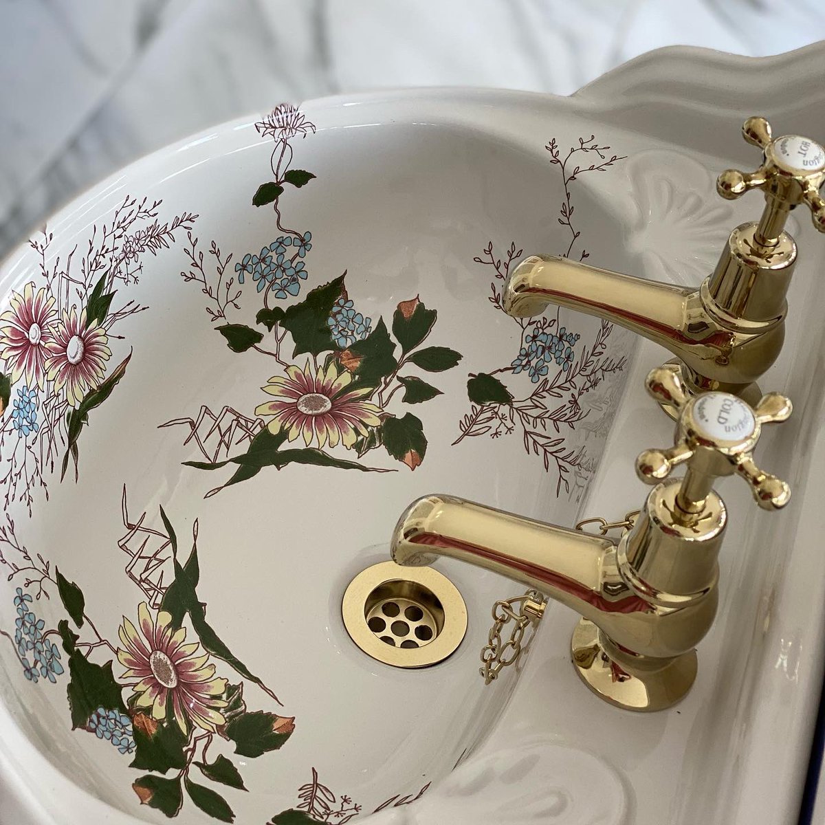 ofbsuffolk's tweet photo. How stunning is this @SilverdaleBthrm Victorian Garden cloakroom basin paired with @BurlingtonBaths Claremont 3” gold taps 😍💐

#burlingtonbathrooms #bathroomdesign #floraldesign #bathroomdecor #goldtap https://t.co/AxS4WLE8NX