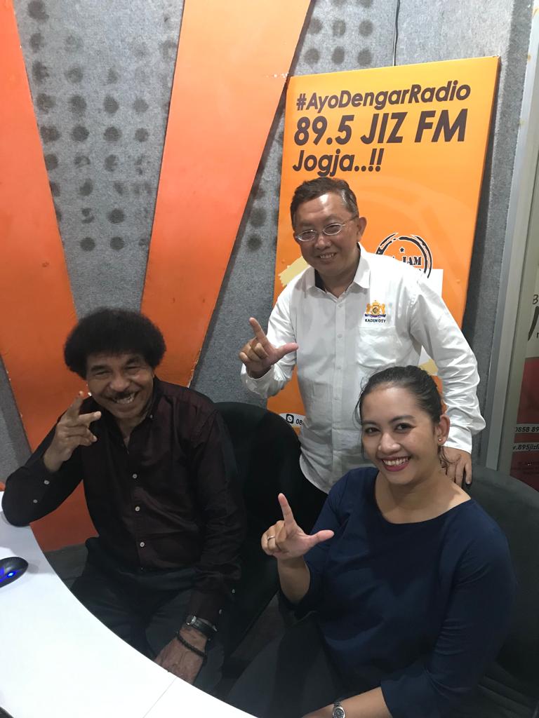 895jizfm's tweet photo. Jam kedua #SantaiSore ini @erwitami ngobrol seruu sama @KPIDJogja dengan tema Pengawasan Partisipatif Isi Siaran yang Sehat dan Berbudaya" bersama dg 2 narasumber, yaitu Bp. Hazwan Iskandar dan Bp. John Keban. Pensaran?? Yuk merapat!

Streaming: https://t.co/wDaw4OR6UJ https://t.co/X9Dv7UEUc0