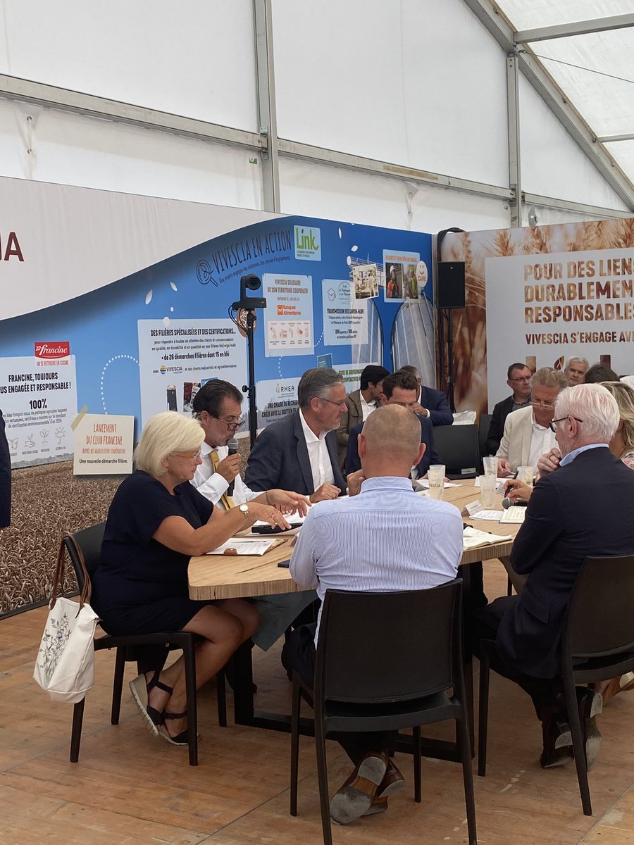 Tables rondes sur la <a href="/foiredechalons/">Foire de Châlons</a> organisées par <a href="/Vivescia/">VIVESCIA</a> autour de son président Christoph Büren. Nous échangeons sur l’acculturation à la décarbonation, l’exemple de l’#agriculture et la #décarbonation : comment appréhender la nécessaire transformation.