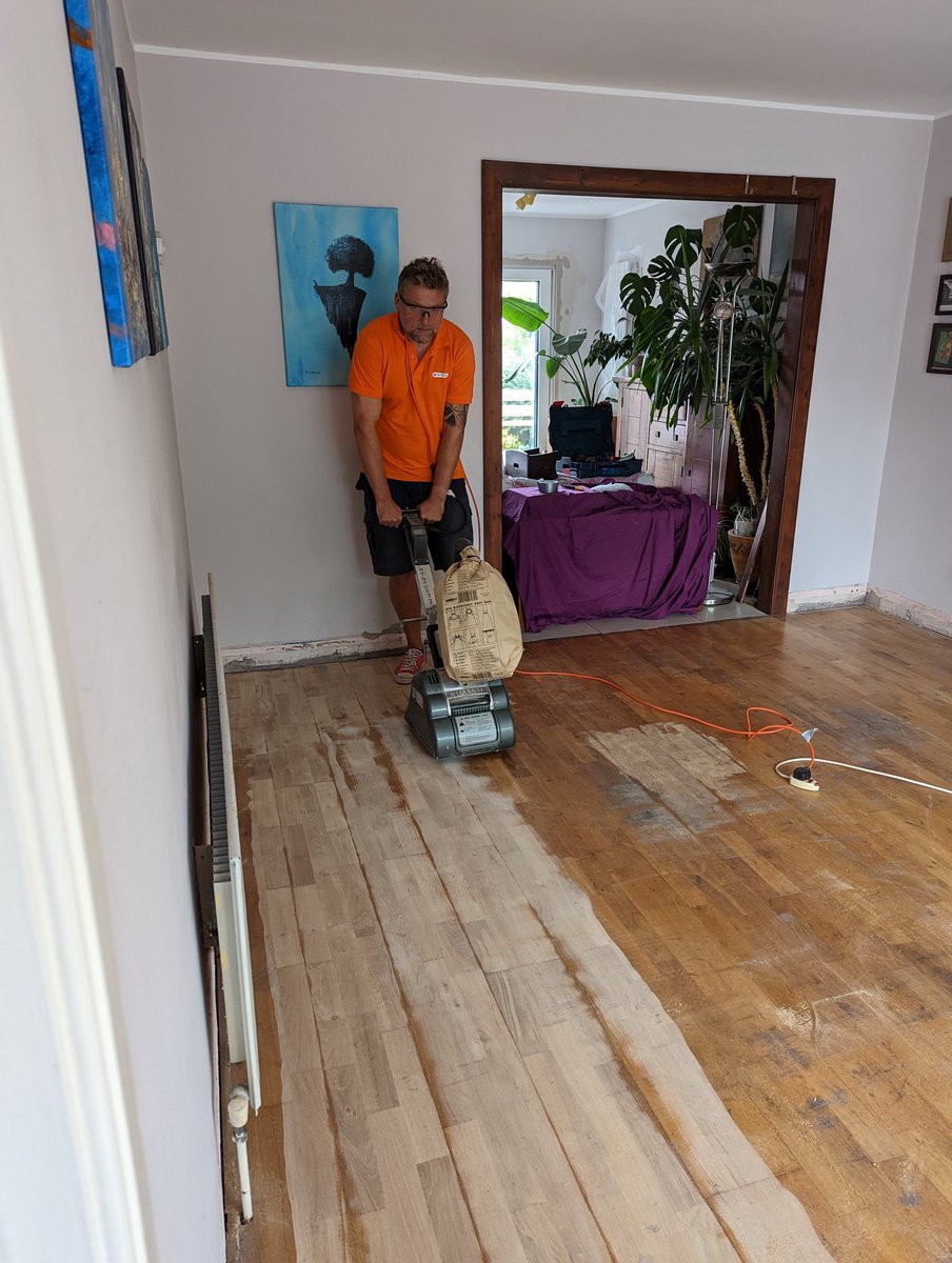 michalgo's tweet image. At Sintel no job is too small or too big 🤣