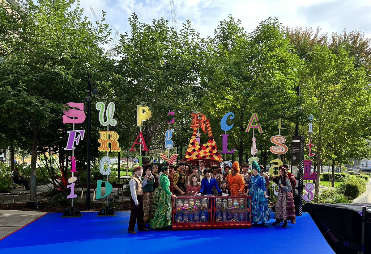 SteveMoss123's tweet photo. An exciting time (this morning) with @MaryPoppins, who were performing on ITV @thismorning https://t.co/zSQyPCabhW