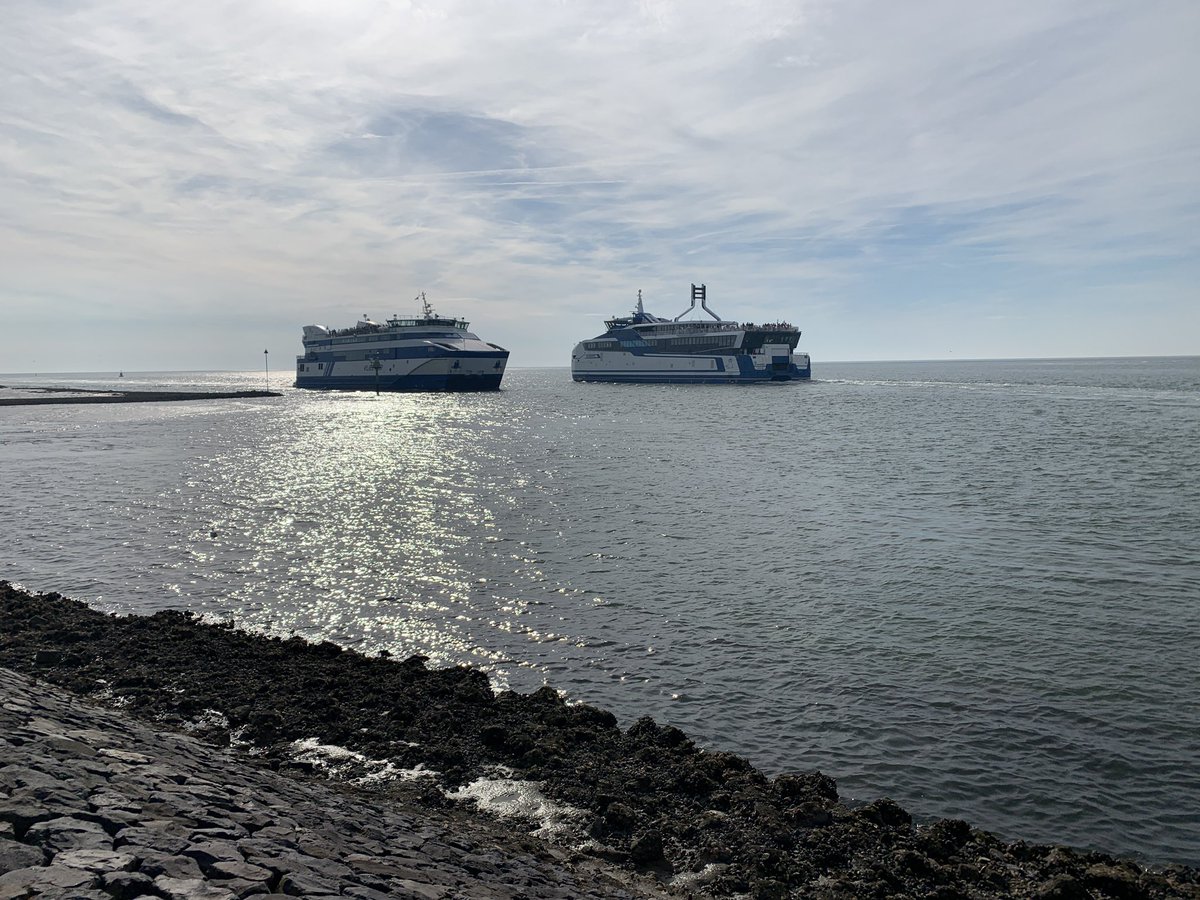 pollie60's tweet photo. Af en aan varen de schepen van @rederijdoeksen #itgwo22 #Vlieland https://t.co/ZWVOTCgbll