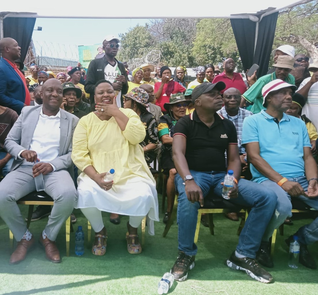 RISEfmNEWS's tweet photo. #MandlaMsibi with his supporters outside the #Mpumalanga Division of the High Court in #Mbombela after the provisional withdrawal of the murder charges leveled against him and his co-accused.
#LindiweNtshalintshali
#PatNgomane
#GillionMashego
#RISEfmNEWS https://t.co/ij59pMZ4Aj