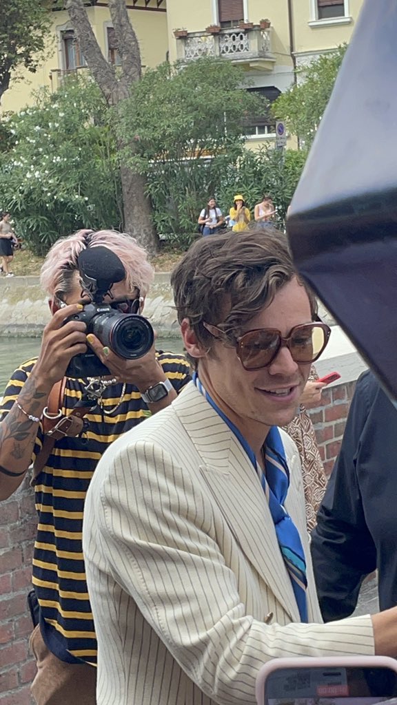 hsdaily's tweet photo. Harry arriving at Venice Film Festival for the photocall for Don’t Worry Darling - September 5 (via oldandred) https://t.co/sLLkUgAXoq