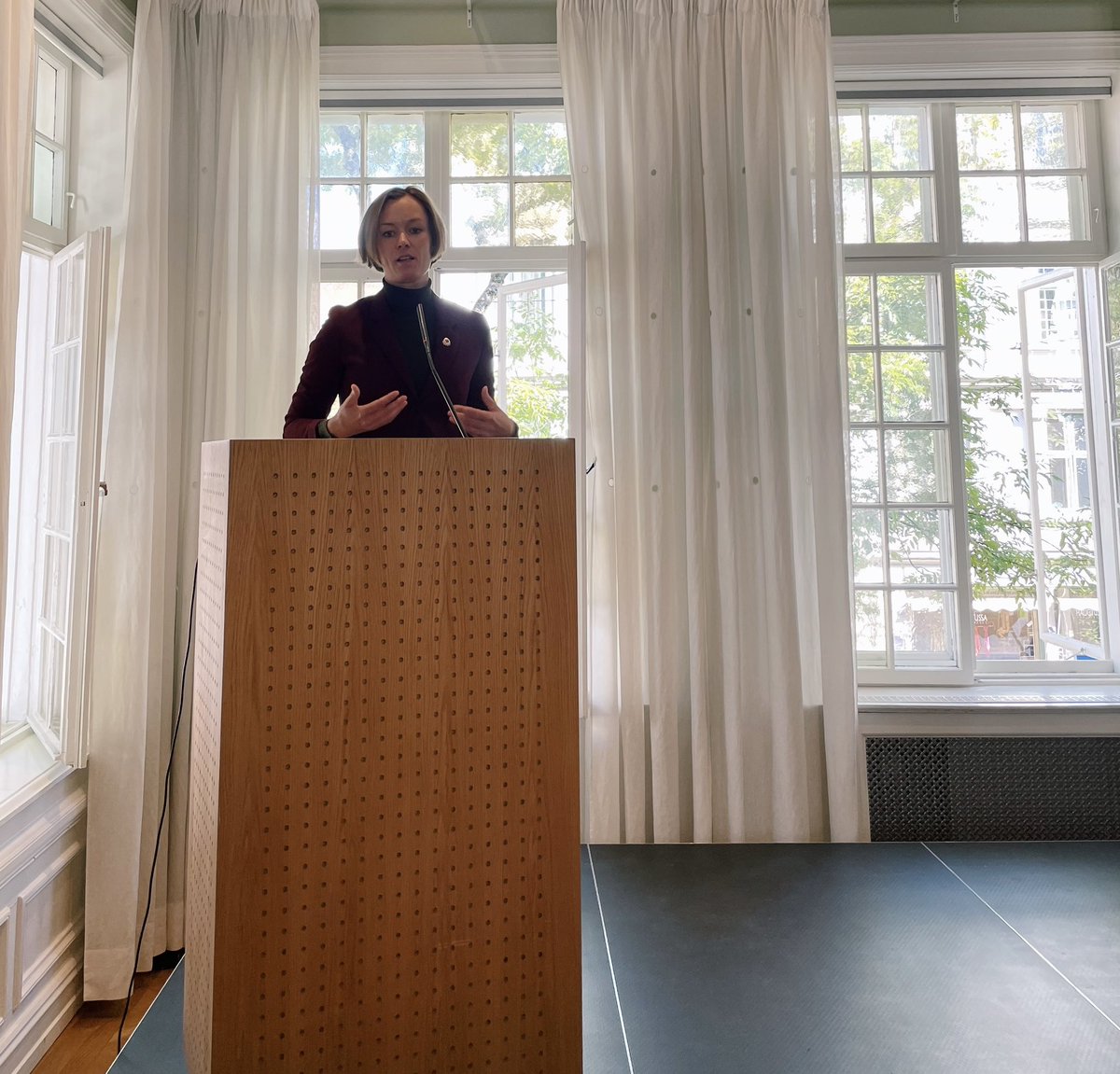 Forleggerforeningen (@dnf_publisher) on Twitter photo 🔎Hva betyr bokloven? <a href="/Trettebergstuen/">AnetteTrettebergst.</a> møter akkurat nå bransjen til et dypdykk i forslaget sendt på høring. <a href="/Austlid/">Heidi Austlid</a> <a href="/Faglitteratur/">NFFO</a> <a href="/Aslaks/">Aslak Sira Myhre</a> Følg strømming her: facebook.com/forleggerforen… 🔎Hva betyr bokloven? <a href="/Trettebergstuen/">AnetteTrettebergst.</a> møter akkurat nå bransjen til et dypdykk i forslaget sendt på høring. <a href="/Austlid/">Heidi Austlid</a> <a href="/Faglitteratur/">NFFO</a> <a href="/Aslaks/">Aslak Sira Myhre</a> Følg strømming her: facebook.com/forleggerforen…