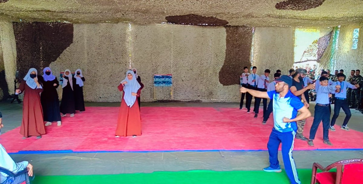 PRODefSrinagar's tweet photo. #IndianArmy Organises UNARMED COMBAT Demo for School Children of #Kupwara. 106 school kids including 24 girls  learned techniques on self defence. Three day workshop will follow 
@ChinarcorpsIA 
@dckupwara 
@NorthernComd_IA https://t.co/z0sqqfxbJk