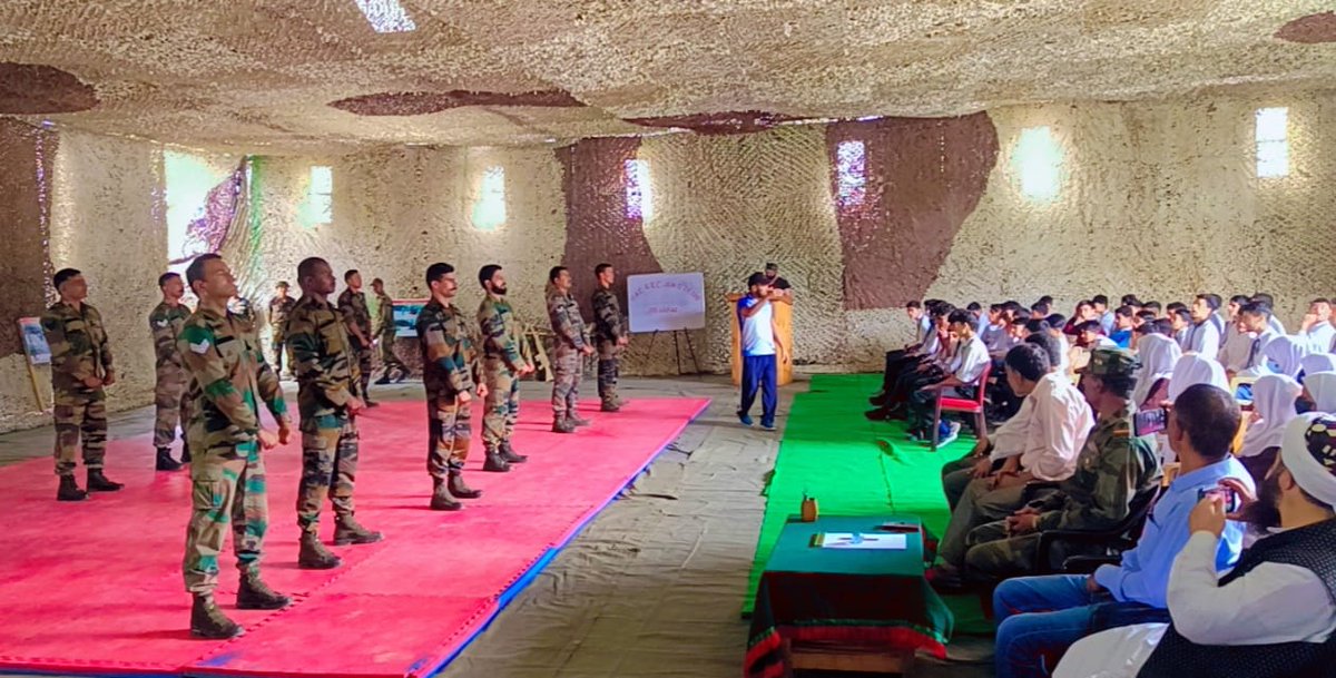 PRODefSrinagar's tweet photo. #IndianArmy Organises UNARMED COMBAT Demo for School Children of #Kupwara. 106 school kids including 24 girls  learned techniques on self defence. Three day workshop will follow 
@ChinarcorpsIA 
@dckupwara 
@NorthernComd_IA https://t.co/z0sqqfxbJk