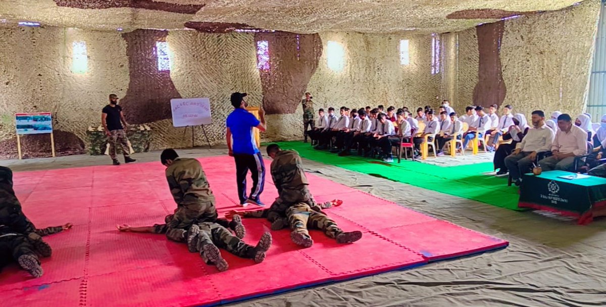 PRODefSrinagar's tweet photo. #IndianArmy Organises UNARMED COMBAT Demo for School Children of #Kupwara. 106 school kids including 24 girls  learned techniques on self defence. Three day workshop will follow 
@ChinarcorpsIA 
@dckupwara 
@NorthernComd_IA https://t.co/z0sqqfxbJk