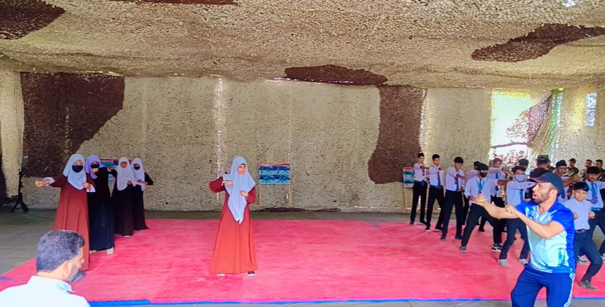 PRODefSrinagar's tweet photo. #IndianArmy Organises UNARMED COMBAT Demo for School Children of #Kupwara. 106 school kids including 24 girls  learned techniques on self defence. Three day workshop will follow 
@ChinarcorpsIA 
@dckupwara 
@NorthernComd_IA https://t.co/z0sqqfxbJk