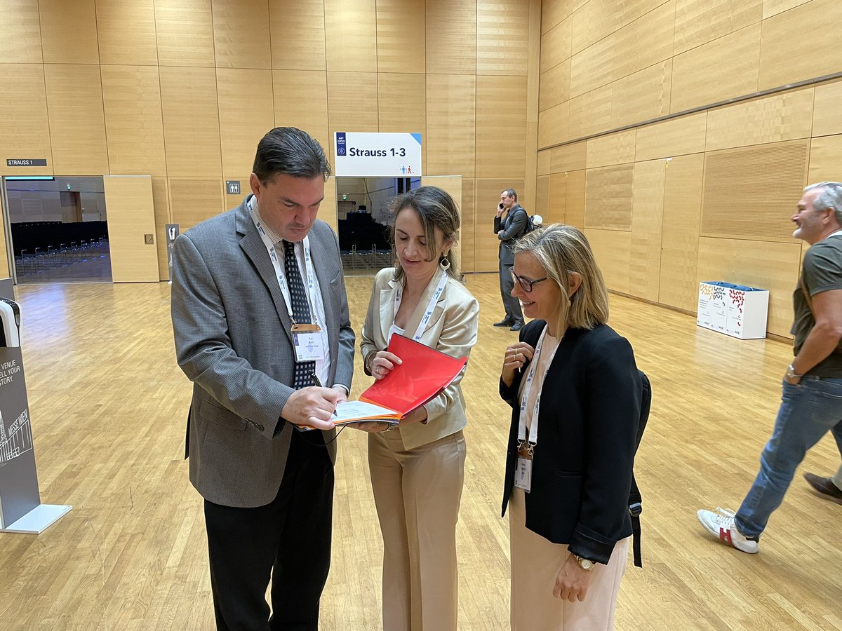 mmundi's tweet photo. @ryanhurt9296 President of ASPEN signing The International Declaration on the Human Right to Nutritional care at #ESPEN2022. https://t.co/6jM8KamDTH