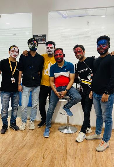 TelexiIndia's tweet photo. When it was NOT #PaintYourBoss but #Paint_Your_Colleagues.

The team had great fun last week at our #funatwork

Here are a few of the happy moments Telexi while we are #Transforming_the_work_culture

#Telexi
#Transforming_customer_services https://t.co/nuESMwT4Oj
