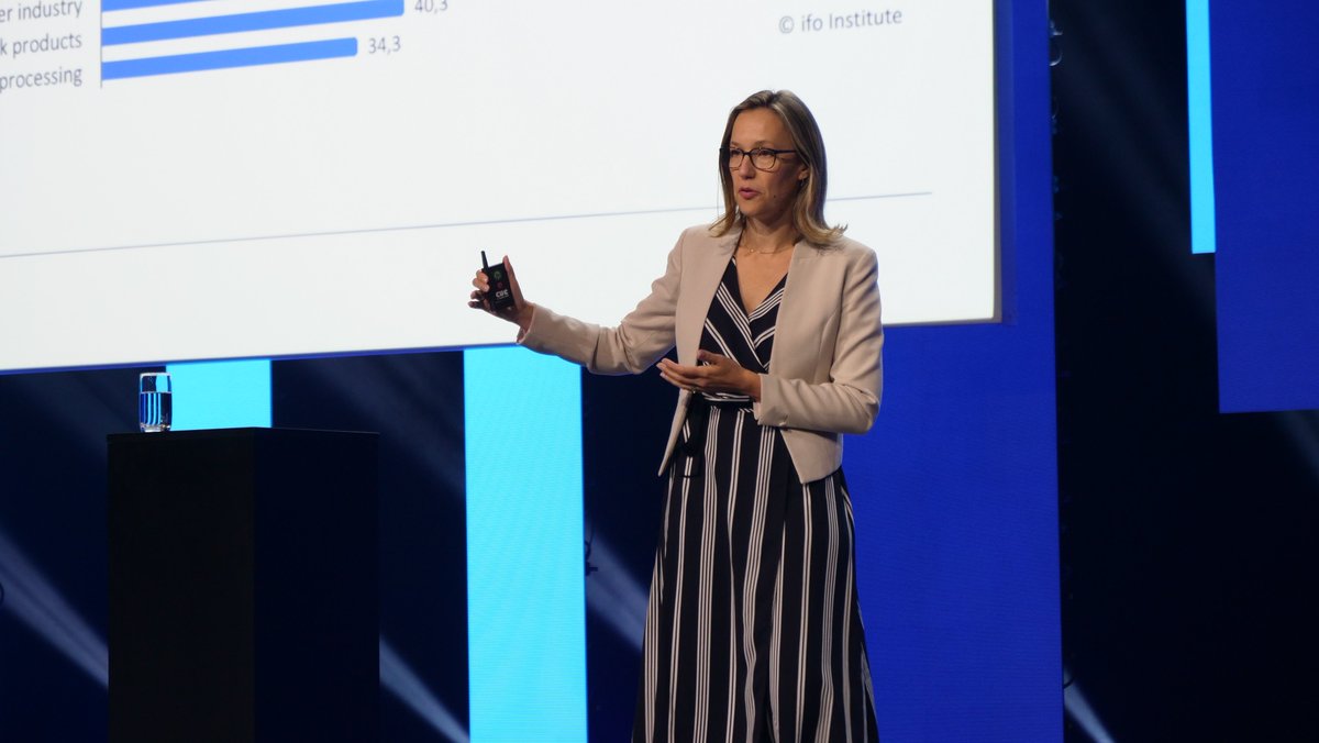 IFA_Berlin's tweet photo. Now it’s time for a deep dive into supply chains with @LisandraFlach (@ifo_Institut). #IFASummit #IFA2022 https://t.co/48ISYwCMAb