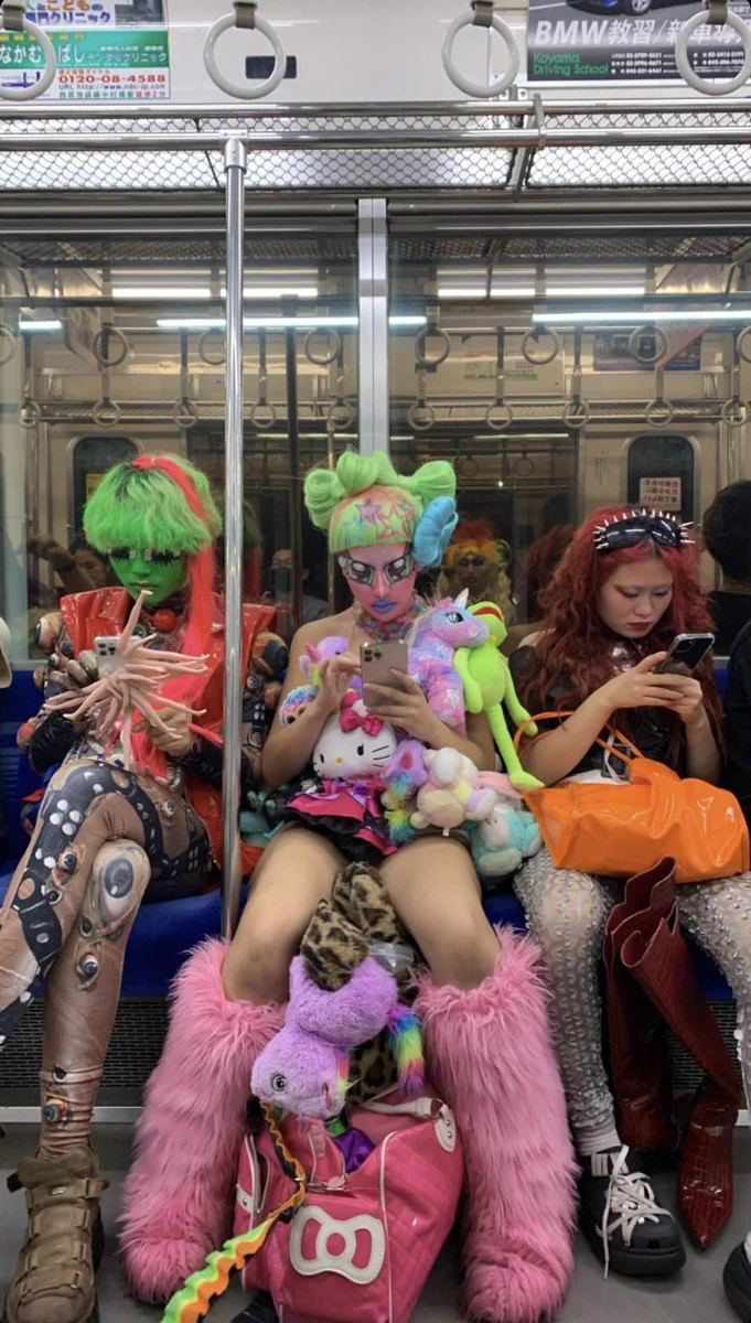 電車に乗ってびっくり！ガガのライブ終わりの人達のキャラが凄すぎるｗ