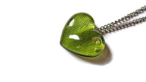 OrganicDesign5's tweet photo. In the minouette shop: Grass green jewelry Ginko leaf heart necklace Real plant green pendant heart jewelry Green plant jewelry heart gift Nature heart for her by OrganicDesignNL at https://t.co/hqRBV7HoC6 https://t.co/R1L2XGiCyZ