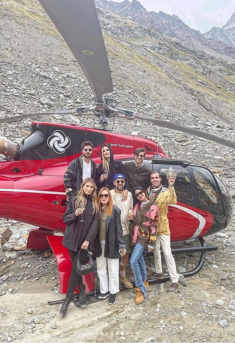 La Ferragni prende l’elicottero, con gli amici, per fare l’aperitivo su un ghiacciaio. Da lassù, vi guarda e vi chiede di abbassare il riscaldamento, fare meno docce, cucinare la pasta a fuoco spento ed essere coscienziosi quando andrete a votare …