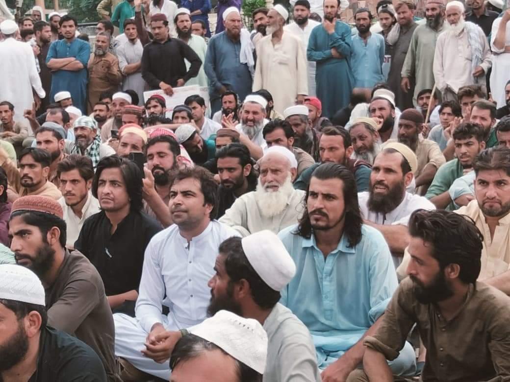 SadiqUllahPash3's tweet photo. په لاهور کې د مومندو پښتانې ګڼشمېر خلک د پنجاب اسمبلۍ مخې ته راټول شوي او د اووه کلنې ماریا د عدالت غوښتنه کوي چې یوه اونۍ وړاندې په وحشیانه توګه وژل شوې وه؛ مور او پلار یې پولیسو ته مراجعه وکړه خو مجرمان یې په ازاده توګه ګرځي او تر اوسه یې نه دي نیولي.
#JusticeForMariaMomand https://t.co/IjJmX7MTs1