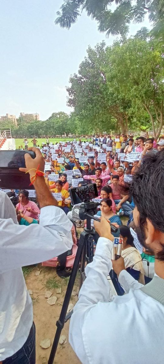 btetctet's tweet photo. जिनको आज बोर्ड पर होना चाहिए तो वो शिक्षक दिवस के दिन रोड पर है । बिहार मे शिक्षकों के लाखो पद रिक्त होने के बाद भी बहाली की चर्च�� नही है । बहाली की मांग को लेकर सड़क पर उतरे शिक्षक अभ्यर्थी @ProfShekharRJD @yadavtejashwi @ZeeBiharNews @News18Bihar https://t.co/8V24aw1Wkk