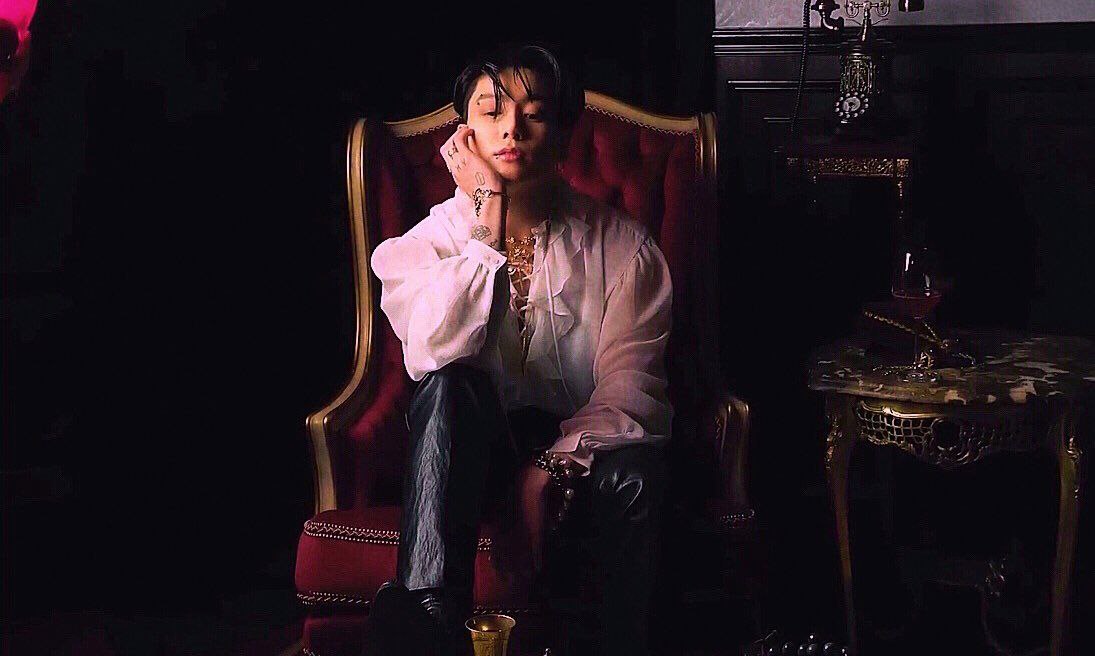 doyoung_xly's tweet photo. vampire jungkook🔮💜
#jungkook
#vampirejk https://t.co/mYST1JmZaZ