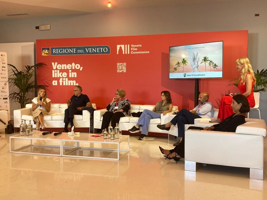 APAudiovisivi's tweet photo. 🎞Domenica 4 settembre si è tenuto, nell'ambito della 79ª Mostra Internazionale del Cinema di Venezia, il #PanelShowrunner ITTV all'Hotel Excelsior, nello spazio Regione Veneto | #VenetoFilmCommission.
#APA
@la_Biennale
@ittvfestival https://t.co/QAJURbfKKx