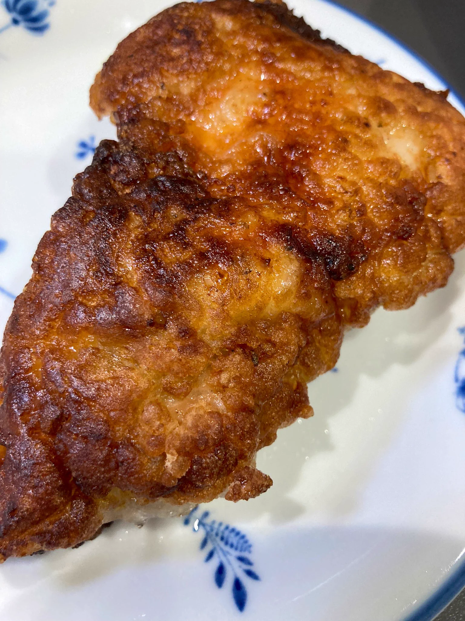 作りました！美味しい！🥰
めちゃジューシー&ザクッと歯応えもいい！！！
290gで作って、こんなめっちゃでかいチキンが二つもできたよ✨  