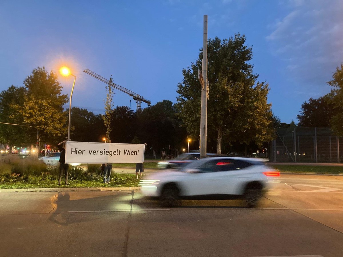 venedigerau's tweet photo. Auch beim #MegaBikeRide waren wir vertreten und haben darauf aufmerksam gemacht, was in der #VenedigerAu beim Praterstern aktuell passiert: Die Stadt Wien betoniert 3000m2 zu - obwohl es die Flächenwidmung untersagt 🤦🏽‍♀️ #keinVerbauderVenedigerAu #VenAuBleibt @RadelnForFuture https://t.co/Ul19Fq8Dsd