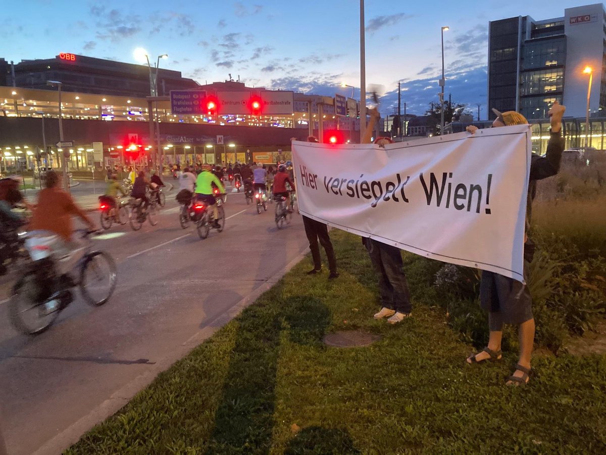 venedigerau's tweet photo. Auch beim #MegaBikeRide waren wir vertreten und haben darauf aufmerksam gemacht, was in der #VenedigerAu beim Praterstern aktuell passiert: Die Stadt Wien betoniert 3000m2 zu - obwohl es die Flächenwidmung untersagt 🤦🏽‍♀️ #keinVerbauderVenedigerAu #VenAuBleibt @RadelnForFuture https://t.co/Ul19Fq8Dsd