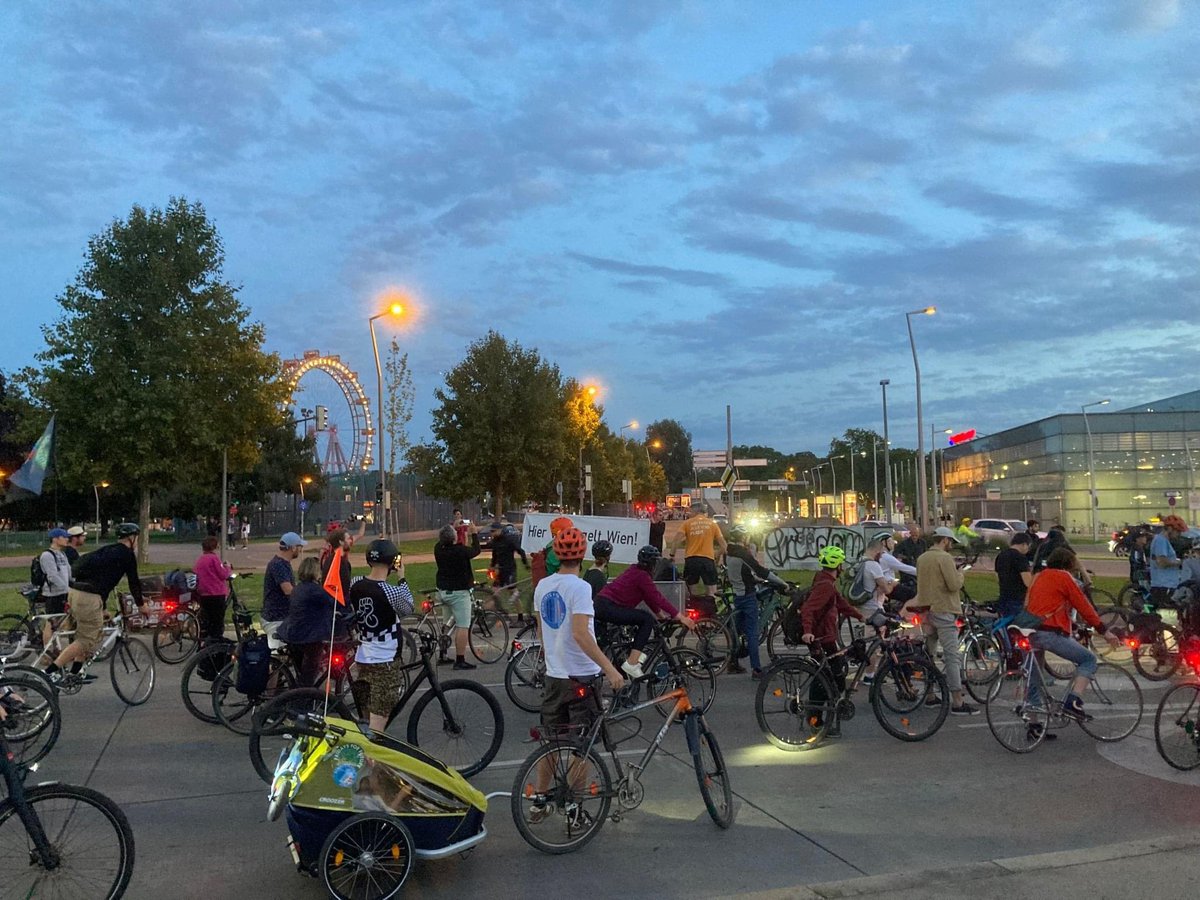 venedigerau's tweet photo. Auch beim #MegaBikeRide waren wir vertreten und haben darauf aufmerksam gemacht, was in der #VenedigerAu beim Praterstern aktuell passiert: Die Stadt Wien betoniert 3000m2 zu - obwohl es die Flächenwidmung untersagt 🤦🏽‍♀️ #keinVerbauderVenedigerAu #VenAuBleibt @RadelnForFuture https://t.co/Ul19Fq8Dsd