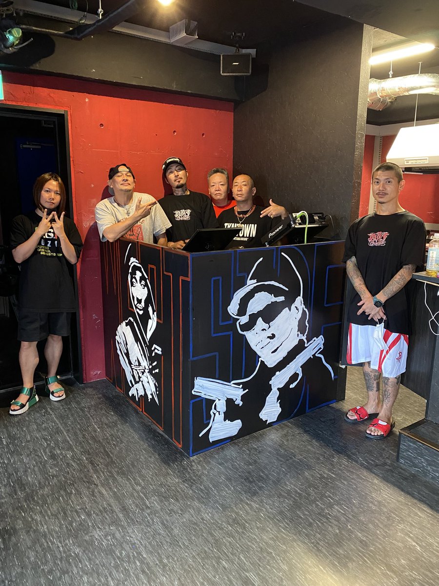 GDXakaSHU's tweet photo. R2kのspecial art 🔥
店のDJブースに描いて貰ったぜ
池袋Muzik Bar「WEST SIDE」今月中にopen 詳細は後程🔥🔥🍺🍺🍺
#ikb #kaze #r2k #GDXakaSHU #koyuki #crazyu #fukumoto #setsuri https://t.co/CGowaK5AHH