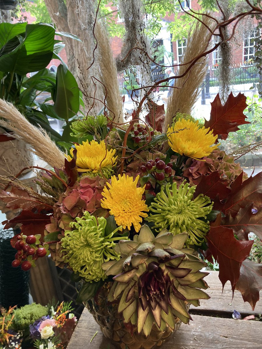It’s looking autumnal at Stems of Windsor! Call us on 07932 052411 for a splash of autumn colour! #RT #SBS