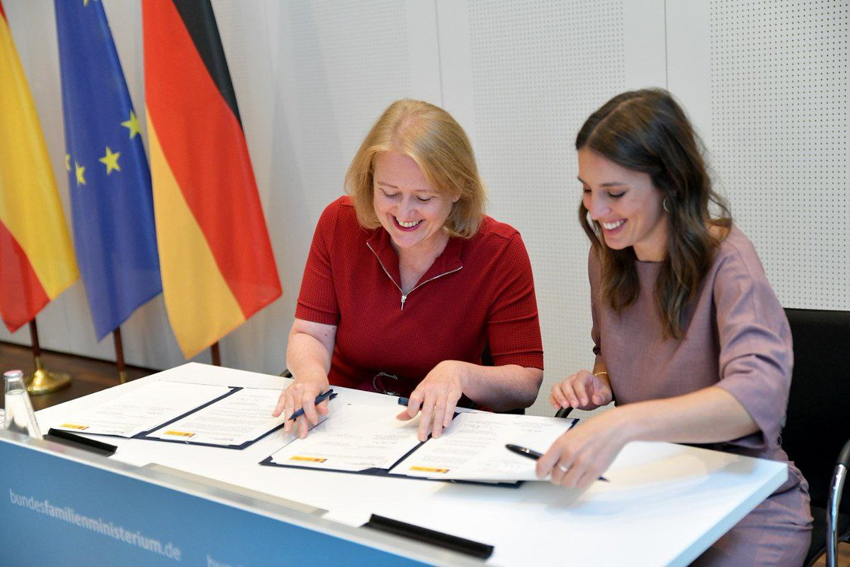 IreneMontero's tweet photo. Hoy hemos firmado en Berlín junto a la ministra alemana @lisapaus el Memorándum de Entendimiento sobre violencia machista y derechos LGTBI, un acuerdo de colaboración entre ambos gobiernos con el que sentamos las bases para un necesario pacto feminista europeo. https://t.co/SinfkrMZY5