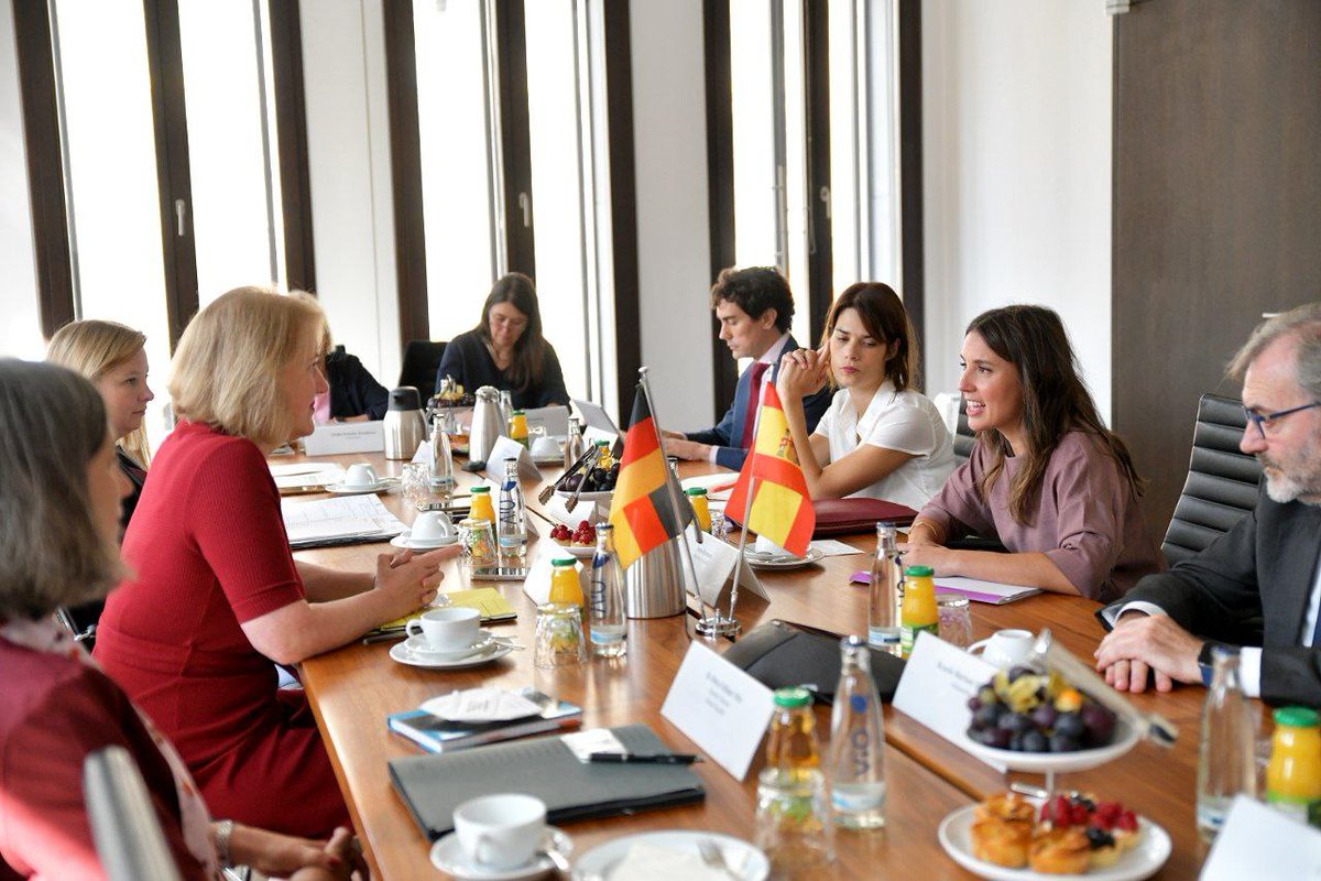 IreneMontero's tweet photo. Hoy hemos firmado en Berlín junto a la ministra alemana @lisapaus el Memorándum de Entendimiento sobre violencia machista y derechos LGTBI, un acuerdo de colaboración entre ambos gobiernos con el que sentamos las bases para un necesario pacto feminista europeo. https://t.co/SinfkrMZY5