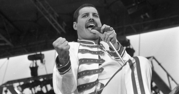 Queen_Dears's tweet photo. Happy 76th Birthday Freddie Mercury!!《Lover of Life ~ Singer of Songs》 // Freddie funny moments: https://t.co/JUwfraRb9t (By. MarchOfTheKillerQueen|YouTube) @OIQFC https://t.co/P4URGdfAJJ