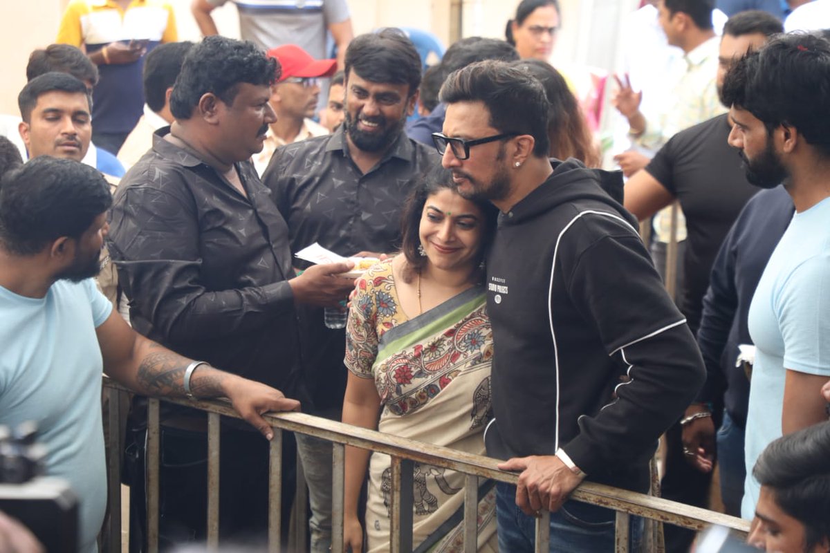 Kichchacreatiin's tweet photo. A good teacher is one who takes their student from darkness to light. Teaches us to walk on the good path. Our teachers are @KicchaSudeep and @iampriya06 Thanks for guiding us as a light in dark forest to show us right path to travel. #HappyTeachersDay2022 https://t.co/5avK3UhQyf