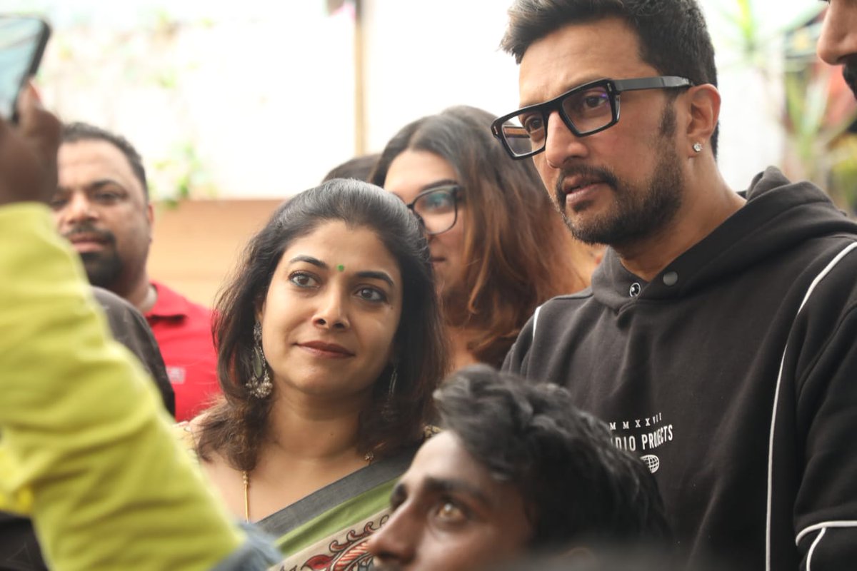 Kichchacreatiin's tweet photo. A good teacher is one who takes their student from darkness to light. Teaches us to walk on the good path. Our teachers are @KicchaSudeep and @iampriya06 Thanks for guiding us as a light in dark forest to show us right path to travel. #HappyTeachersDay2022 https://t.co/5avK3UhQyf