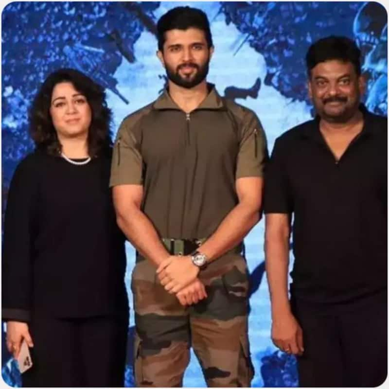 News1IndiaTweet's tweet photo. Liger फ्लॉप होते हैं बैकफुट पर मेकर्स और एक्टर, आनन-फानन में लिए ये 4 शॉकिंग फैसले

#ligerreview #Liger #LigerDisaster https://t.co/L47sFNnZUm