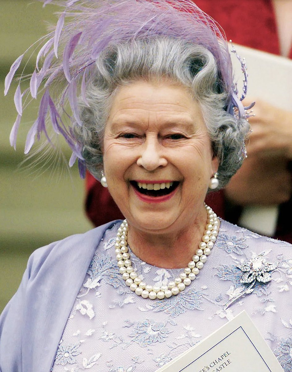 Her Majesty The Queen smiling with delight after the wedding of Prince Edward and Sophie Rhys-Jones at St George’s Chapel, Windsor on June 19th 1999🥰🥰