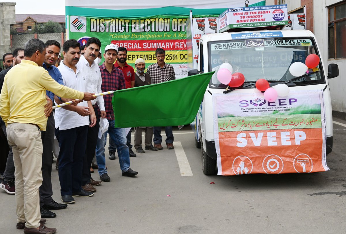 KashmirWire's tweet photo. DC Shopian flaggs off SVEEP mobile vehicle 
In the run up to Special Summary Revision starting on 15th of Sept, 2022, District Election Officer, Shopian Sachin Kumar today  flagged off a mobile vehicle for carrying messages regarding the Special Summary Revision 2022 to masses https://t.co/Gml0Hbjhk1