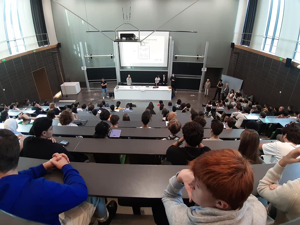 PolytechSorbonn's tweet photo. 📚 [Rentrée des PEIP1A et B] 
Bienvenue parmi nous ! 🤗
Nous vous souhaitons une bonne rentrée. Qu'elle soit source de réussite et d'épanouissement.
🖊 Bon démarrage pour ces deux années en cycle préparatoire.
#rentree2022 #Polytechsorbonne #rentreescolaire #peip #backtoschool https://t.co/QGY2fRVLtW