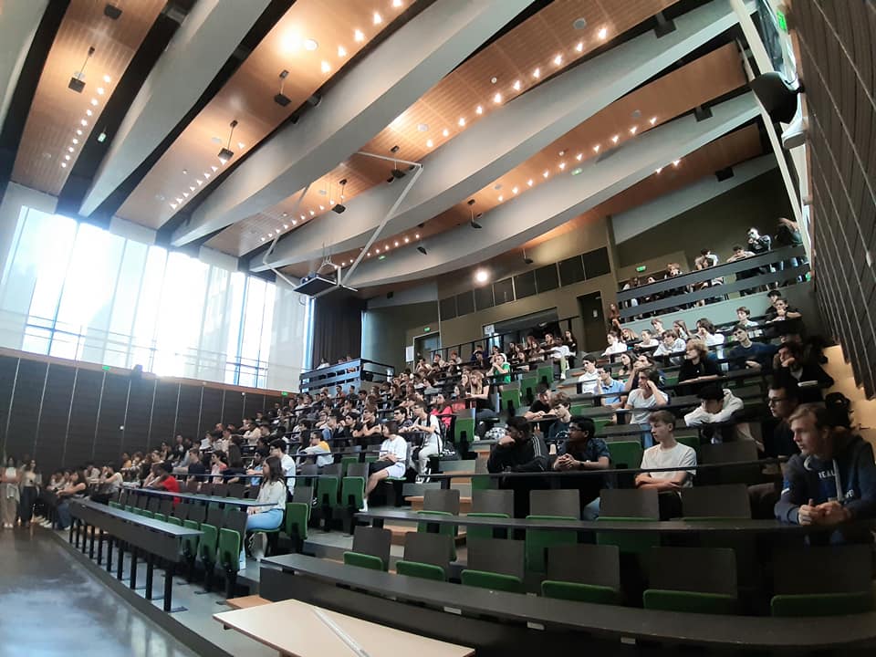 PolytechSorbonn's tweet photo. 📚 [Rentrée des PEIP1A et B] 
Bienvenue parmi nous ! 🤗
Nous vous souhaitons une bonne rentrée. Qu'elle soit source de réussite et d'épanouissement.
🖊 Bon démarrage pour ces deux années en cycle préparatoire.
#rentree2022 #Polytechsorbonne #rentreescolaire #peip #backtoschool https://t.co/QGY2fRVLtW