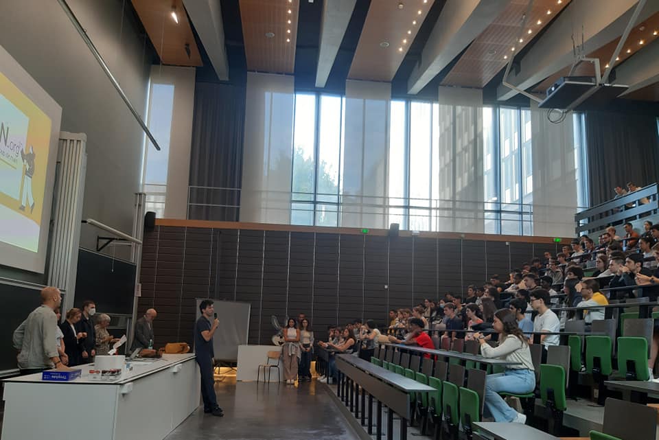 PolytechSorbonn's tweet photo. 📚 [Rentrée des PEIP1A et B] 
Bienvenue parmi nous ! 🤗
Nous vous souhaitons une bonne rentrée. Qu'elle soit source de réussite et d'épanouissement.
🖊 Bon démarrage pour ces deux années en cycle préparatoire.
#rentree2022 #Polytechsorbonne #rentreescolaire #peip #backtoschool https://t.co/QGY2fRVLtW